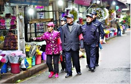 武汉8旬老夫妻义务巡逻社区12年 盗窃案减少