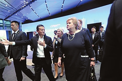 挪威首相点赞马云的全球责任 不做首富做“首负”