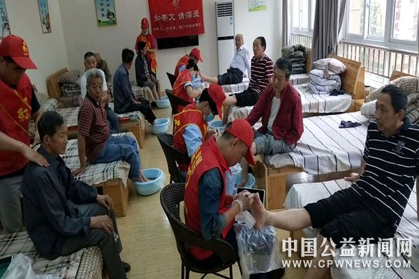 安徽蚌埠：志愿者进社区，为孤寡老人开展公益服务活动