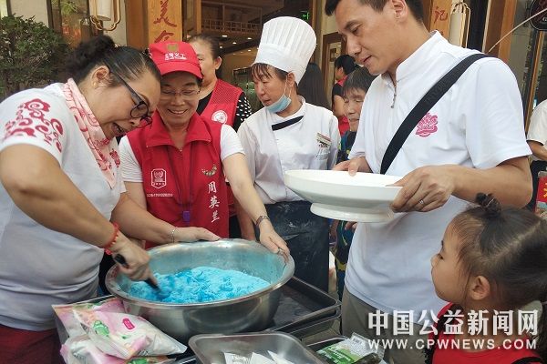 深圳爱心志愿者与盲人一起做月饼庆中秋