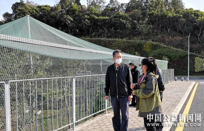 工作人员在深圳国家基因库进行检查。　钟欣 摄