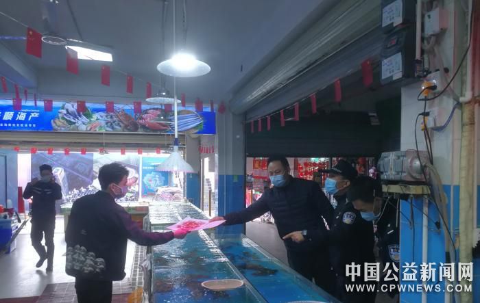 工作人员在海鲜市场进行检查。　钟欣 摄