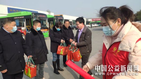 河南辉县：交通运输局志愿者慰问公交驾驶员 情暖元宵节