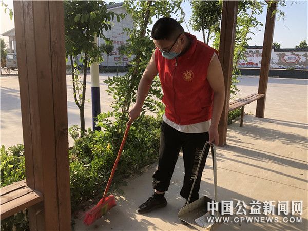 河南开封：杞县高阳镇团城村志愿服务队开展“清洁家园·美化环境”志愿服务活动