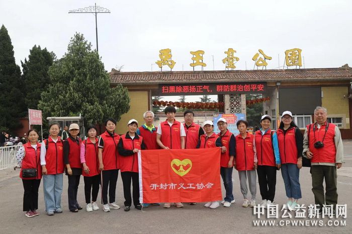 河南省开封市义工协会为19名生活困难学生发放18600元的助学金