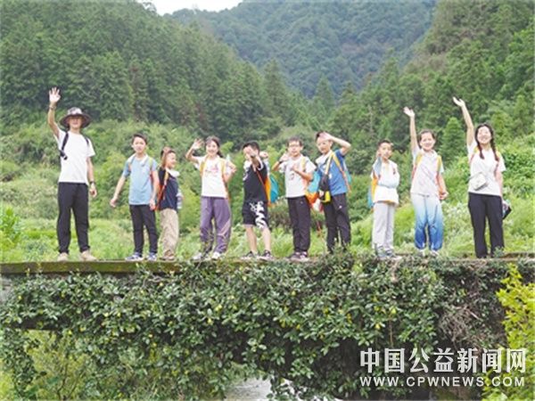 在江西婺源县，一群年轻人投身自然科普事业—— 为更多人搭建亲近自然的桥梁